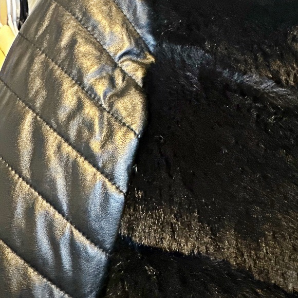 Black faux fur with quilted sleeves - Picture 2 of 3